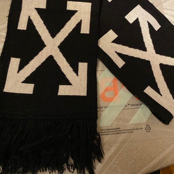 🚧 Off-White Diagonals/Arrows Scarf 🚧 - Picture 1 of 4